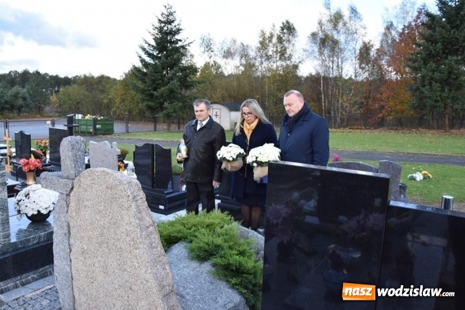 Zdjęcie w galerii na portalu naszwodzislaw.com: Delegacja powiatu zapaliła znicze na grobach samorządowców  wiadomości z regionu