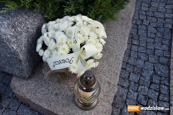 Zdjęcie w galerii na portalu naszwodzislaw.com: Delegacja powiatu zapaliła znicze na grobach samorządowców  wiadomości z regionu