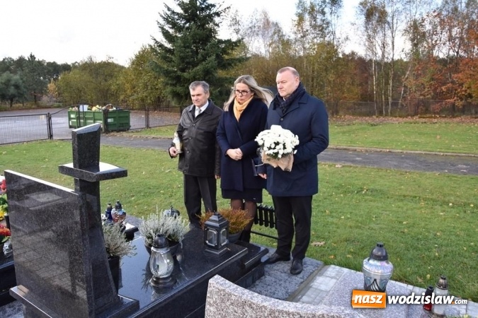 Zdjęcie w galerii na portalu naszwodzislaw.com: Delegacja powiatu zapaliła znicze na grobach samorządowców  wiadomości z regionu
