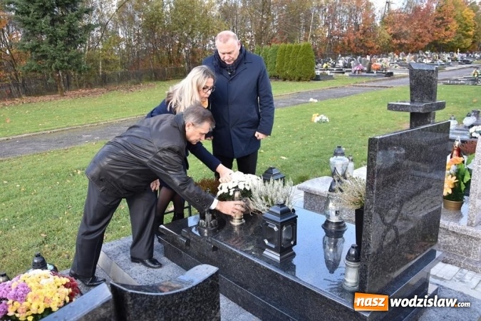 Zdjęcie w galerii na portalu naszwodzislaw.com: Delegacja powiatu zapaliła znicze na grobach samorządowców  wiadomości z regionu