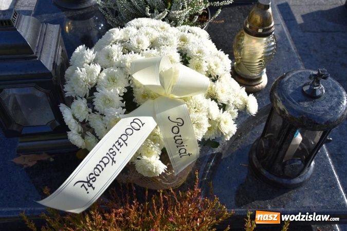Zdjęcie w galerii na portalu naszwodzislaw.com: Delegacja powiatu zapaliła znicze na grobach samorządowców  wiadomości z regionu