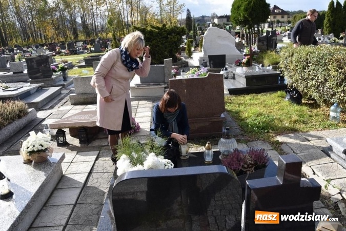 Zdjęcie w galerii na portalu naszwodzislaw.com: Delegacja powiatu zapaliła znicze na grobach samorządowców  wiadomości z regionu