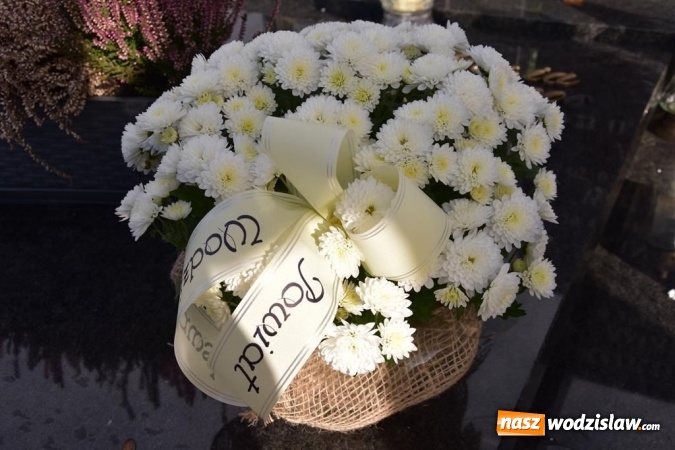 Zdjęcie w galerii na portalu naszwodzislaw.com: Delegacja powiatu zapaliła znicze na grobach samorządowców  wiadomości z regionu