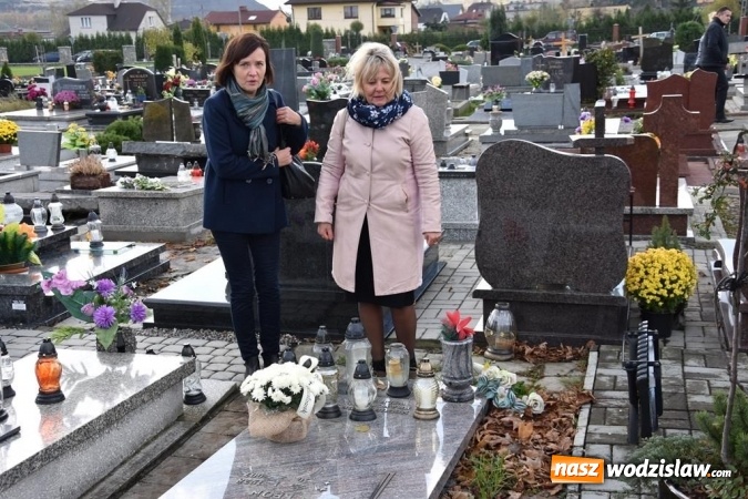 Zdjęcie w galerii na portalu naszwodzislaw.com: Delegacja powiatu zapaliła znicze na grobach samorządowców  wiadomości z regionu