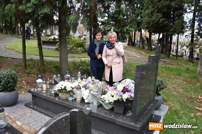 Zdjęcie w galerii na portalu naszwodzislaw.com: Delegacja powiatu zapaliła znicze na grobach samorządowców  wiadomości z regionu