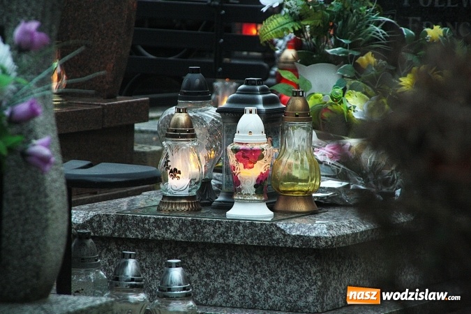 Zdjęcie w galerii na portalu naszwodzislaw.com:  Czas refleksji i zadumy. Cmentarz Komunalny w dzień Wszystkich Świętych  wiadomości z regionu