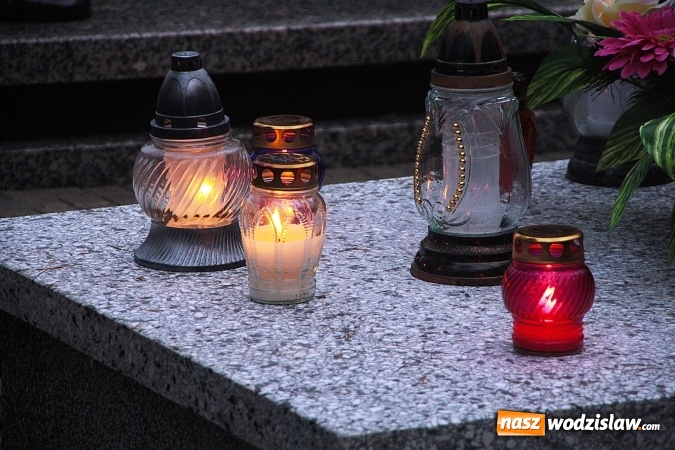 Zdjęcie w galerii na portalu naszwodzislaw.com:  Czas refleksji i zadumy. Cmentarz Komunalny w dzień Wszystkich Świętych  wiadomości z regionu