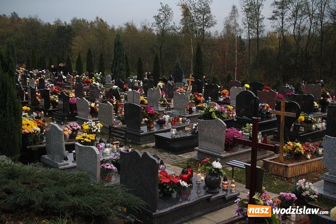 Zdjęcie w galerii na portalu naszwodzislaw.com:  Czas refleksji i zadumy. Cmentarz Komunalny w dzień Wszystkich Świętych  wiadomości z regionu
