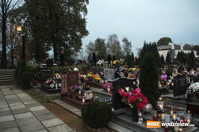 Zdjęcie w galerii na portalu naszwodzislaw.com:  Czas refleksji i zadumy. Cmentarz Komunalny w dzień Wszystkich Świętych  wiadomości z regionu