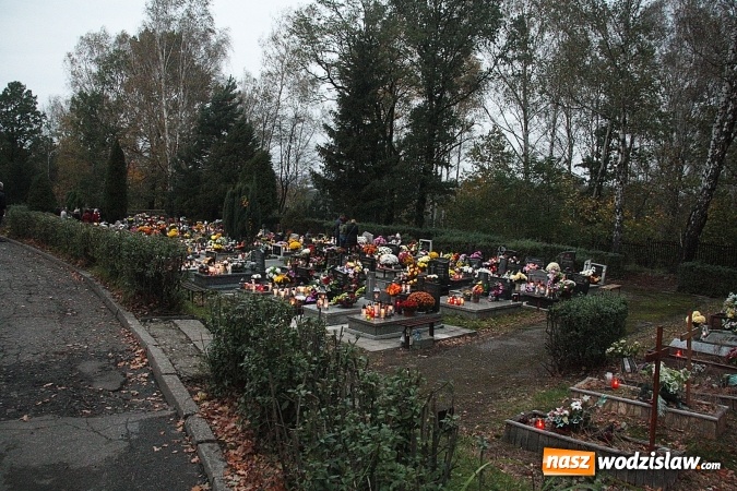 Zdjęcie w galerii na portalu naszwodzislaw.com:  Czas refleksji i zadumy. Cmentarz Komunalny w dzień Wszystkich Świętych  wiadomości z regionu