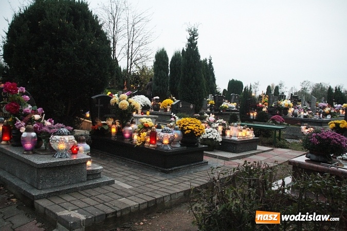 Zdjęcie w galerii na portalu naszwodzislaw.com:  Czas refleksji i zadumy. Cmentarz Komunalny w dzień Wszystkich Świętych  wiadomości z regionu