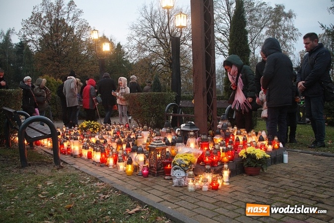 Zdjęcie w galerii na portalu naszwodzislaw.com:  Czas refleksji i zadumy. Cmentarz Komunalny w dzień Wszystkich Świętych  wiadomości z regionu