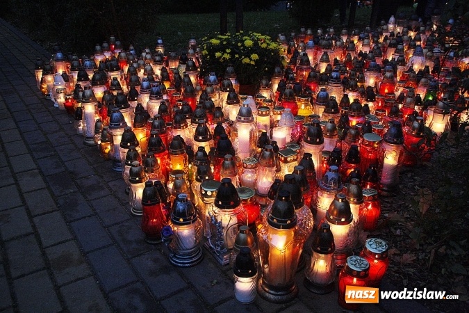 Zdjęcie w galerii na portalu naszwodzislaw.com:  Czas refleksji i zadumy. Cmentarz Komunalny w dzień Wszystkich Świętych  wiadomości z regionu