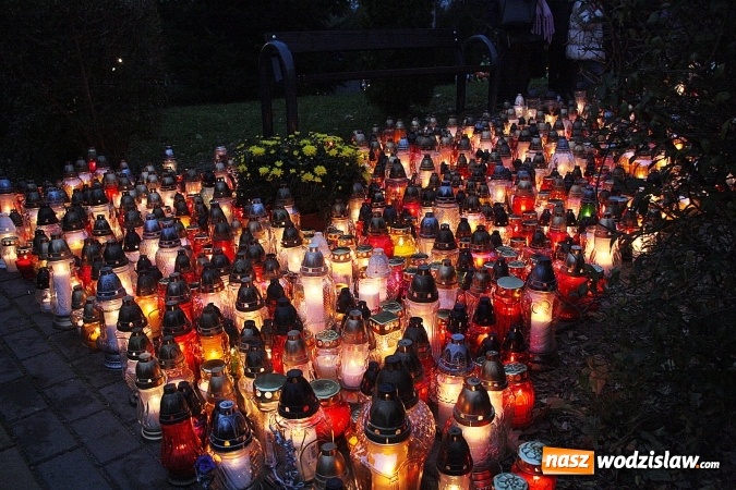 Zdjęcie w galerii na portalu naszwodzislaw.com:  Czas refleksji i zadumy. Cmentarz Komunalny w dzień Wszystkich Świętych  wiadomości z regionu