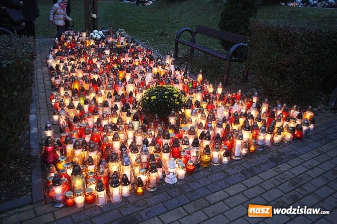 Zdjęcie w galerii na portalu naszwodzislaw.com:  Czas refleksji i zadumy. Cmentarz Komunalny w dzień Wszystkich Świętych  wiadomości z regionu