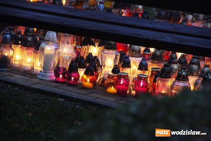 Zdjęcie w galerii na portalu naszwodzislaw.com:  Czas refleksji i zadumy. Cmentarz Komunalny w dzień Wszystkich Świętych  wiadomości z regionu
