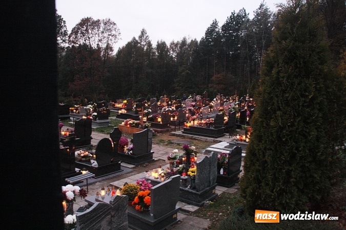 Zdjęcie w galerii na portalu naszwodzislaw.com:  Czas refleksji i zadumy. Cmentarz Komunalny w dzień Wszystkich Świętych  wiadomości z regionu