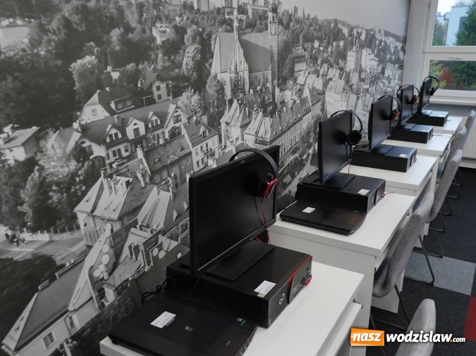 Zdjęcie w galerii na portalu naszwodzislaw.com: Biblioteka zaprasza do odnowionej Czytelni. Dziś odbyło się oficjalne otwarcie wiadomości z regionu