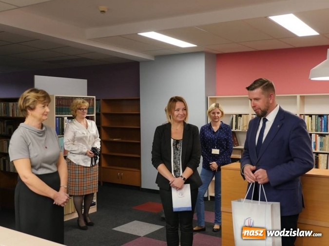 Zdjęcie w galerii na portalu naszwodzislaw.com: Biblioteka zaprasza do odnowionej Czytelni. Dziś odbyło się oficjalne otwarcie wiadomości z regionu