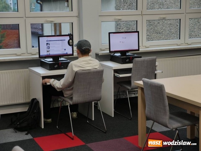Zdjęcie w galerii na portalu naszwodzislaw.com: Biblioteka zaprasza do odnowionej Czytelni. Dziś odbyło się oficjalne otwarcie wiadomości z regionu