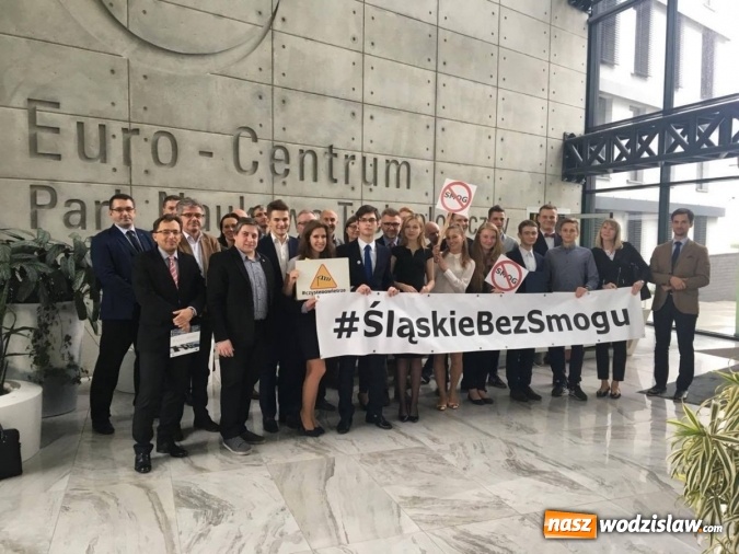 Zdjęcie w galerii na portalu naszwodzislaw.com: W dyskusji o smogu nie ma na nich mocnych wiadomości z regionu