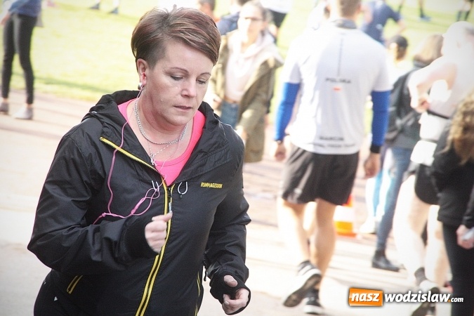Zdjęcie w galerii na portalu naszwodzislaw.com: Około 300 zawodników na starcie Wodzisławskiego Półmaratonu. ZDJĘCIA  wiadomości z regionu