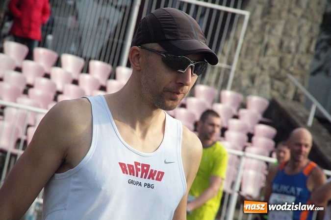Zdjęcie w galerii na portalu naszwodzislaw.com: Około 300 zawodników na starcie Wodzisławskiego Półmaratonu. ZDJĘCIA  wiadomości z regionu