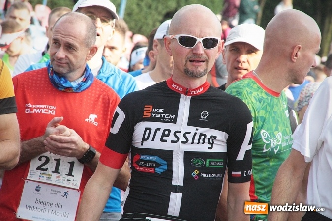 Zdjęcie w galerii na portalu naszwodzislaw.com: Około 300 zawodników na starcie Wodzisławskiego Półmaratonu. ZDJĘCIA  wiadomości z regionu