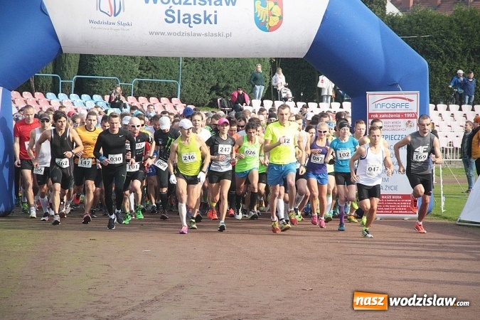 Zdjęcie w galerii na portalu naszwodzislaw.com: Około 300 zawodników na starcie Wodzisławskiego Półmaratonu. ZDJĘCIA  wiadomości z regionu