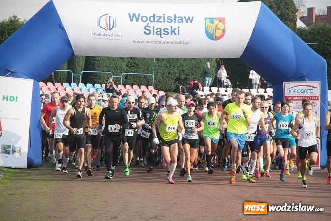 Zdjęcie w galerii na portalu naszwodzislaw.com: Około 300 zawodników na starcie Wodzisławskiego Półmaratonu. ZDJĘCIA  wiadomości z regionu