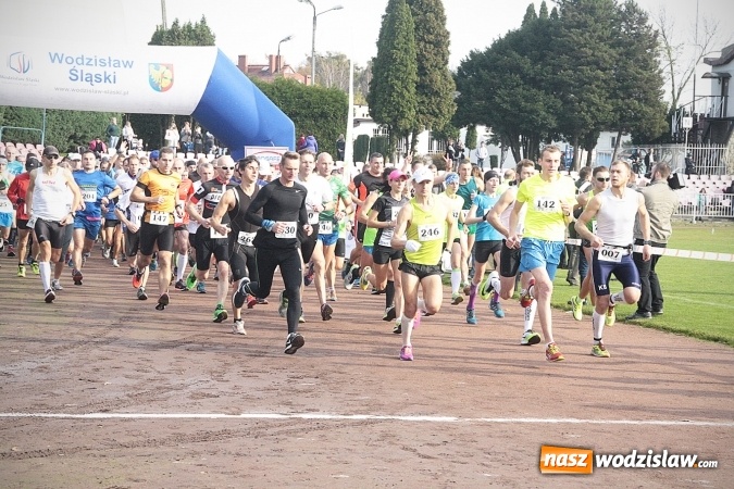 Zdjęcie w galerii na portalu naszwodzislaw.com: Około 300 zawodników na starcie Wodzisławskiego Półmaratonu. ZDJĘCIA  wiadomości z regionu