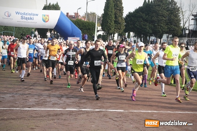 Zdjęcie w galerii na portalu naszwodzislaw.com: Około 300 zawodników na starcie Wodzisławskiego Półmaratonu. ZDJĘCIA  wiadomości z regionu