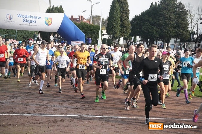 Zdjęcie w galerii na portalu naszwodzislaw.com: Około 300 zawodników na starcie Wodzisławskiego Półmaratonu. ZDJĘCIA  wiadomości z regionu