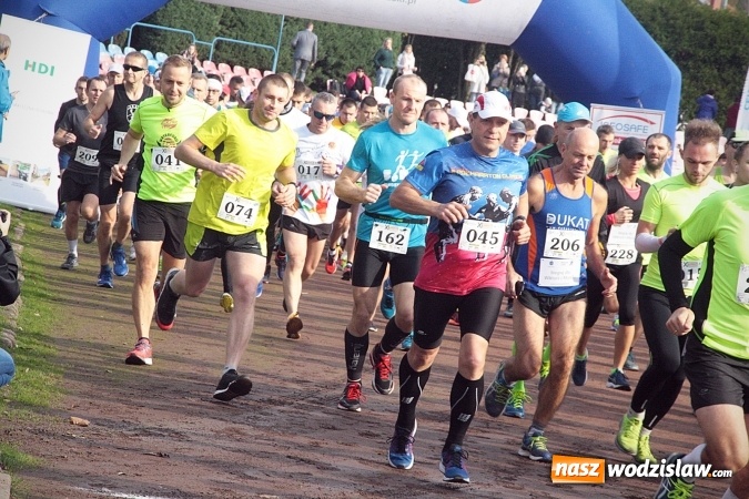 Zdjęcie w galerii na portalu naszwodzislaw.com: Około 300 zawodników na starcie Wodzisławskiego Półmaratonu. ZDJĘCIA  wiadomości z regionu