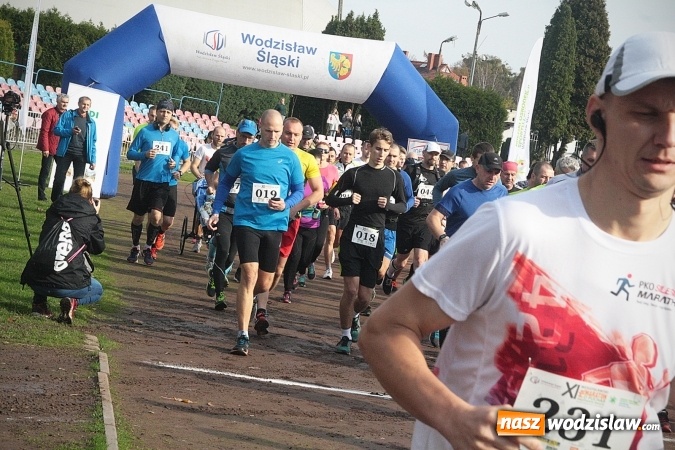 Zdjęcie w galerii na portalu naszwodzislaw.com: Około 300 zawodników na starcie Wodzisławskiego Półmaratonu. ZDJĘCIA  wiadomości z regionu