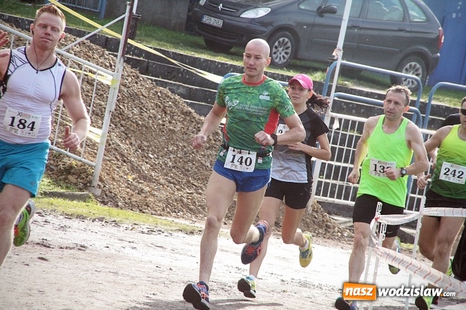 Zdjęcie w galerii na portalu naszwodzislaw.com: Około 300 zawodników na starcie Wodzisławskiego Półmaratonu. ZDJĘCIA  wiadomości z regionu