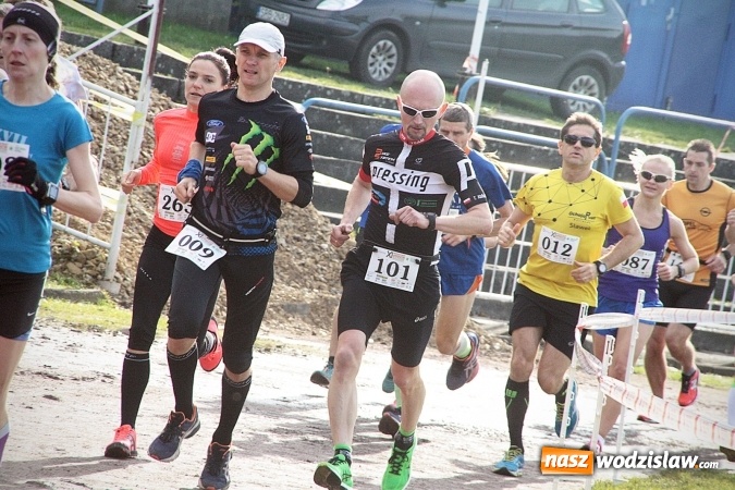 Zdjęcie w galerii na portalu naszwodzislaw.com: Około 300 zawodników na starcie Wodzisławskiego Półmaratonu. ZDJĘCIA  wiadomości z regionu