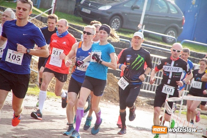 Zdjęcie w galerii na portalu naszwodzislaw.com: Około 300 zawodników na starcie Wodzisławskiego Półmaratonu. ZDJĘCIA  wiadomości z regionu