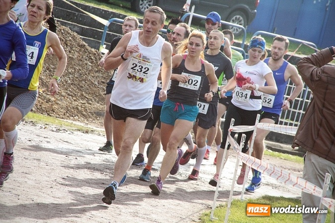 Zdjęcie w galerii na portalu naszwodzislaw.com: Około 300 zawodników na starcie Wodzisławskiego Półmaratonu. ZDJĘCIA  wiadomości z regionu