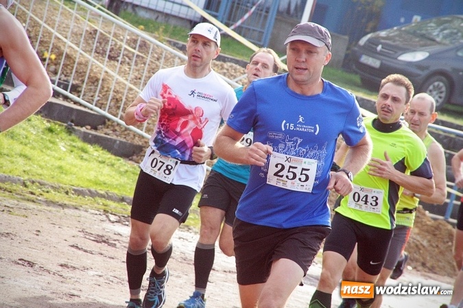 Zdjęcie w galerii na portalu naszwodzislaw.com: Około 300 zawodników na starcie Wodzisławskiego Półmaratonu. ZDJĘCIA  wiadomości z regionu