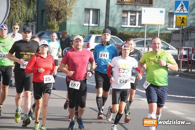 Zdjęcie w galerii na portalu naszwodzislaw.com: Około 300 zawodników na starcie Wodzisławskiego Półmaratonu. ZDJĘCIA  wiadomości z regionu