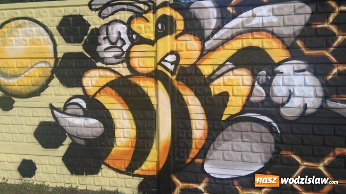 Zdjęcie w galerii na portalu naszwodzislaw.com: Stare ogrodzenie zyskało nowe oblicze. Graffiti odmienia kolejne miejsce  wiadomości z regionu