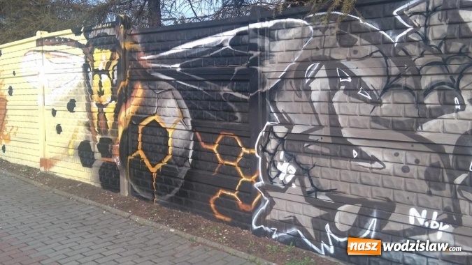 Zdjęcie w galerii na portalu naszwodzislaw.com: Stare ogrodzenie zyskało nowe oblicze. Graffiti odmienia kolejne miejsce  wiadomości z regionu