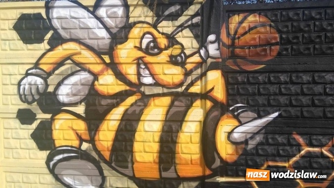 Zdjęcie w galerii na portalu naszwodzislaw.com: Stare ogrodzenie zyskało nowe oblicze. Graffiti odmienia kolejne miejsce  wiadomości z regionu