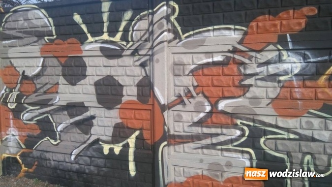 Zdjęcie w galerii na portalu naszwodzislaw.com: Stare ogrodzenie zyskało nowe oblicze. Graffiti odmienia kolejne miejsce  wiadomości z regionu