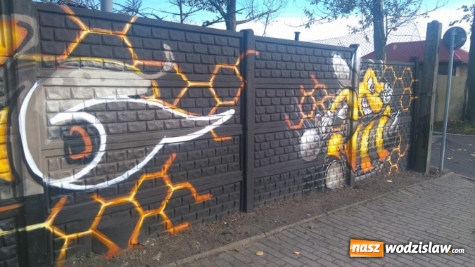 Zdjęcie w galerii na portalu naszwodzislaw.com: Stare ogrodzenie zyskało nowe oblicze. Graffiti odmienia kolejne miejsce  wiadomości z regionu