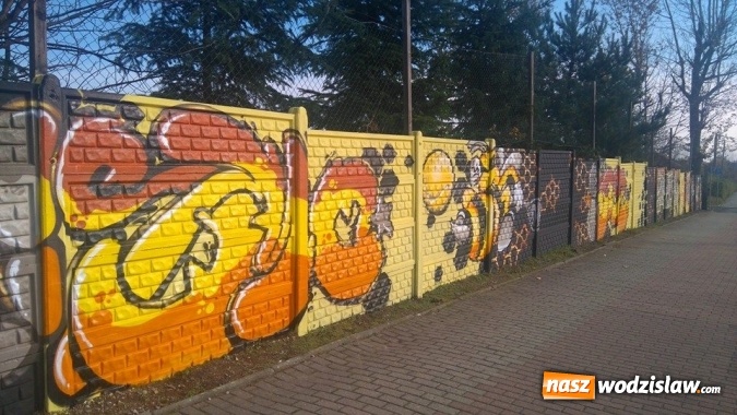 Zdjęcie w galerii na portalu naszwodzislaw.com: Stare ogrodzenie zyskało nowe oblicze. Graffiti odmienia kolejne miejsce  wiadomości z regionu