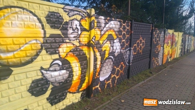Zdjęcie w galerii na portalu naszwodzislaw.com: Stare ogrodzenie zyskało nowe oblicze. Graffiti odmienia kolejne miejsce  wiadomości z regionu