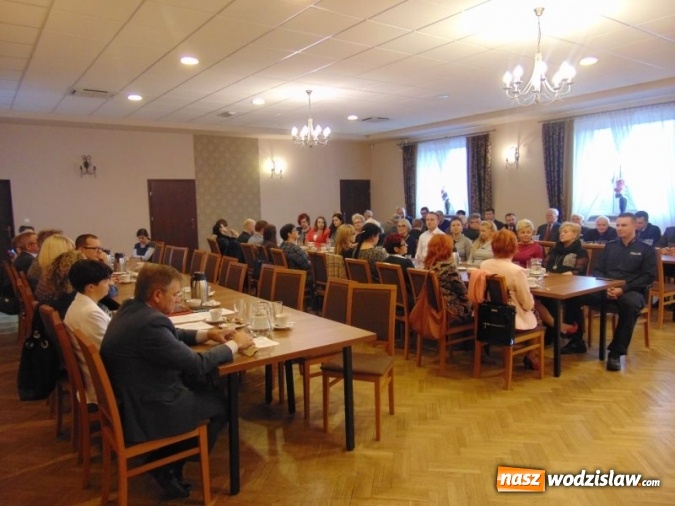 Zdjęcie w galerii na portalu naszwodzislaw.com: Godów: Uroczysta sesja z okazji Dnia Edukacji Narodowej wiadomości z regionu
