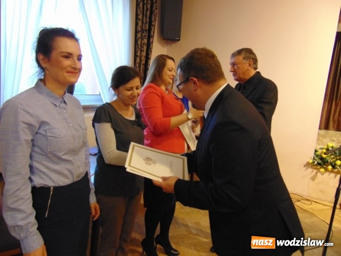 Zdjęcie w galerii na portalu naszwodzislaw.com: Godów: Uroczysta sesja z okazji Dnia Edukacji Narodowej wiadomości z regionu